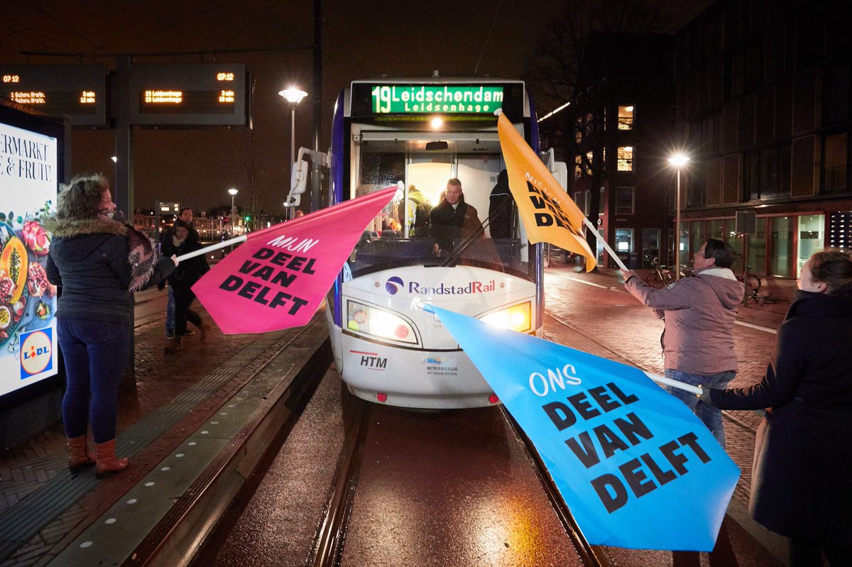 spoorzonedelft's tweet photo. Vanaf vandaag rijdt tramlijn 19 vanuit Leidschendam door naar de haltes Prinsenhof en Delft station. We vierden dit nieuwe deel van Delft samen met de reizigers, zij kregen koffie en croissants. Meer lezen? Kijk op https://t.co/Ygv3088ikU https://t.co/JnoOdT9oWH