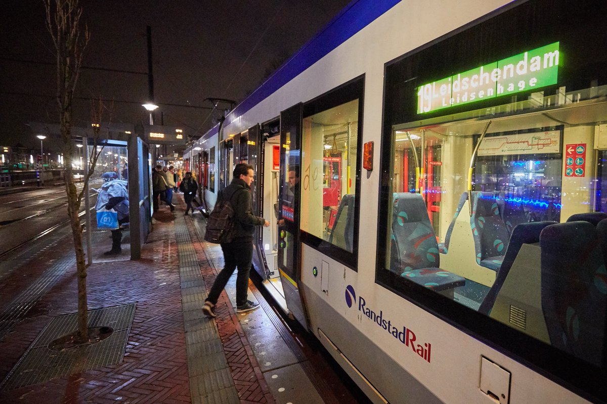 spoorzonedelft's tweet photo. Vanaf vandaag rijdt tramlijn 19 vanuit Leidschendam door naar de haltes Prinsenhof en Delft station. We vierden dit nieuwe deel van Delft samen met de reizigers, zij kregen koffie en croissants. Meer lezen? Kijk op https://t.co/Ygv3088ikU https://t.co/JnoOdT9oWH