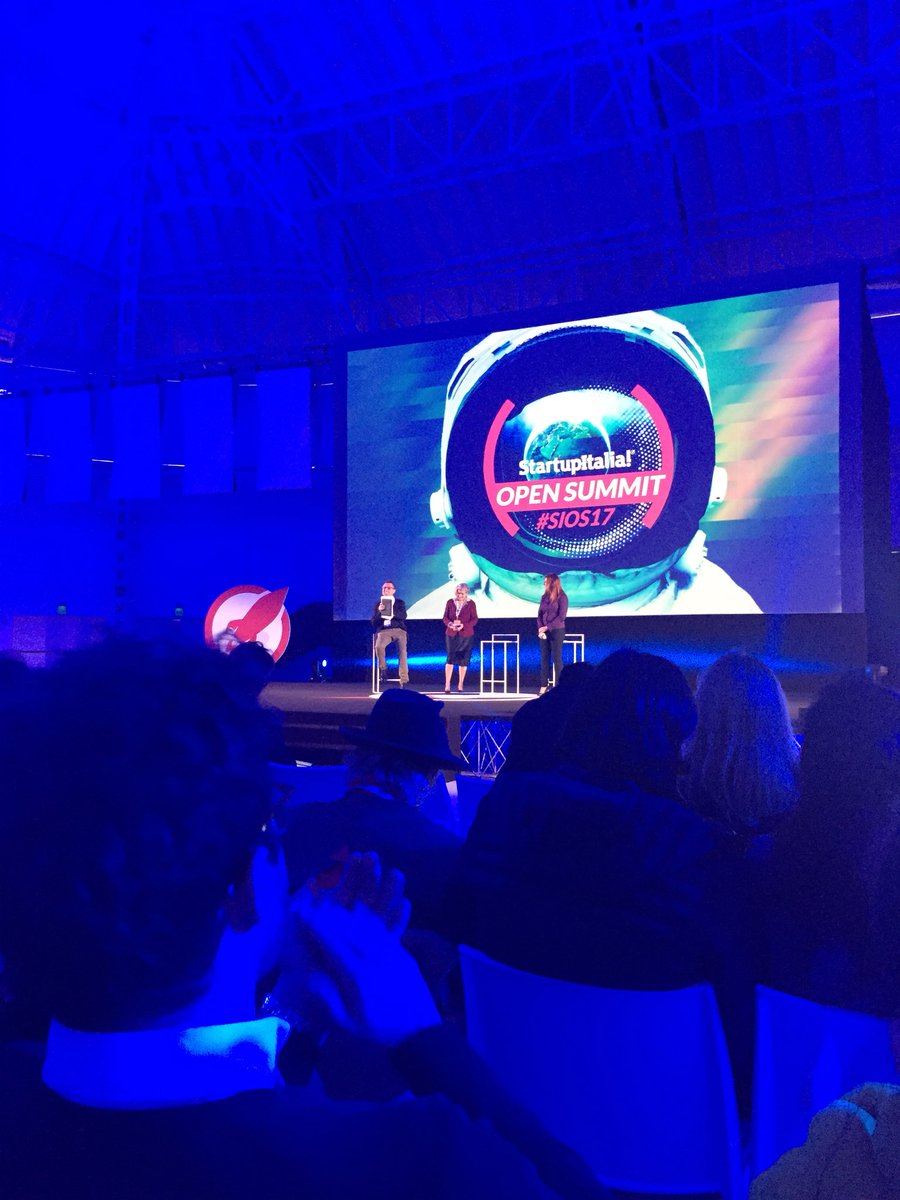BusinessMumIT's tweet photo. Patrizia Caraveo e Gabriella Greison portano sul palco modelli di donne che cambiano il mondo... e non si accorgono di essere loro stesse dei modelli. Brave! #sios17 https://t.co/Q4RDySznES