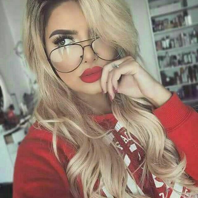 ذهبت الى الحكيم 
اشكوا حالي
قال دائك معروف
لكن دوائك صعب 
وغالي
قلت يا حكيمي
ما هو
قال لقاء
ومسكة يد
وقبلة من ثغر المحبوب
فيزداد اشتعالي
ثم قال :: هذا دوائك 
كل مساء تعيده
والصبح والظهر 
وكل وقت  تالي
#امير_الكلمات
#حمامة_السلام_للدعم
#اميرة_الموسم