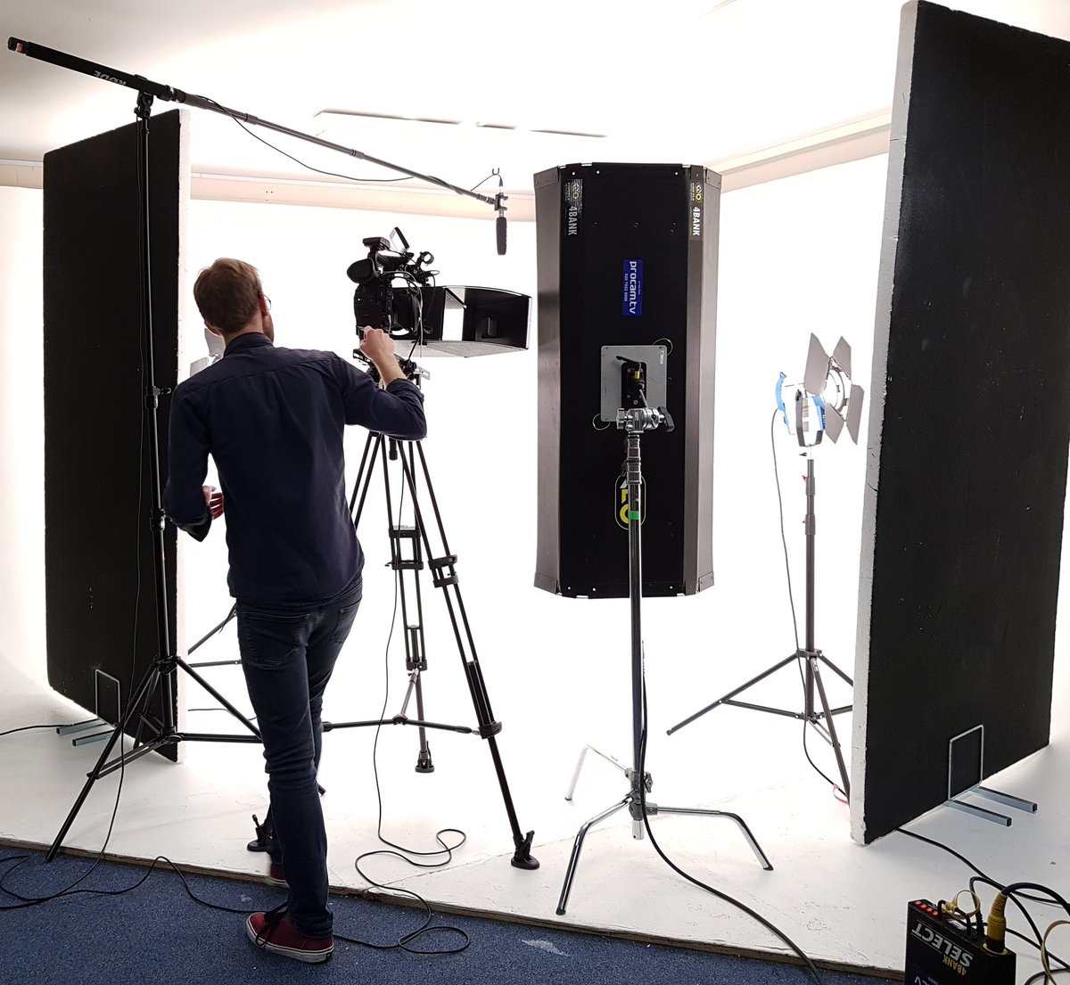 kinoflo's tweet photo. .@cineviewstudios "Filming in the studio today 
FOLLOW: @cineviewstudios
#filming #videoproduction #filmmaking #studio #studiohire #London #kino #kinoflo #kinoflo4bank #hirelondon #BTS #behindthescene #cineviewstudios #canon https://t.co/CJQ5P6rX3W https://t.co/HIGxHKw5Ck
