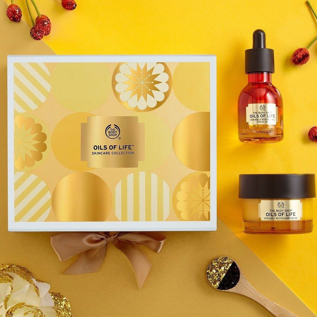 thebodyshopph's tweet photo. Give the gift of revitalised skin with this Oils of Life Gift set. Made from 3 precious seed oils from around the world, The Body Shop's Oils Of Life collection helps revitalise skin, replenish moisture, and revive radiance #AmazeSomeone while you #Playf… https://t.co/Zalk4bwpKK https://t.co/ni6NiVpeev