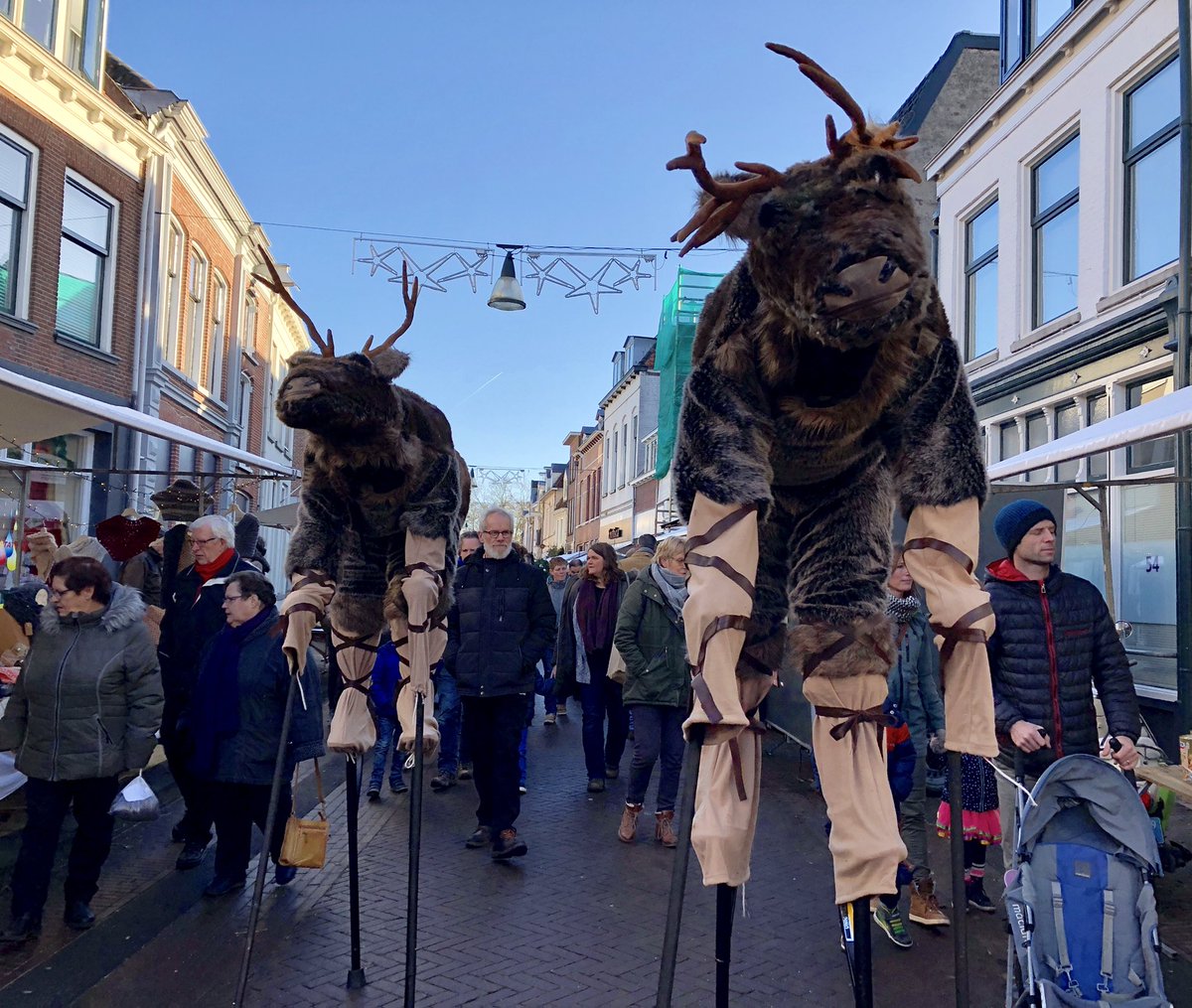2GT_Zutphen's tweet photo. Sfeerimpressie #kerstmarkt @gem_Zutphen #spittaalstraat #seriousrequest #SR17 #erwtensoep #warmechoco Stand van zaken: 1.408,41 Streefbedrag 2.500,- Geef jij ook een tikkie? https://t.co/entrMrMSNA Jade is onze penningmeester https://t.co/SbC2m6RH08