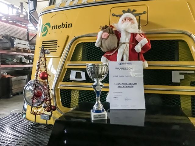 Afgelopen zaterdag hebben de collega's uit Meppel meegedaan met de verlichte (kerst) truckrit in Geerdijk. Zij hebben de Mebin Oldtimer hiervoor speciaal versierd. Dankzij de inspanningen van onze collega's hebben zij zaterdag de 1e prijs gewonnen.
