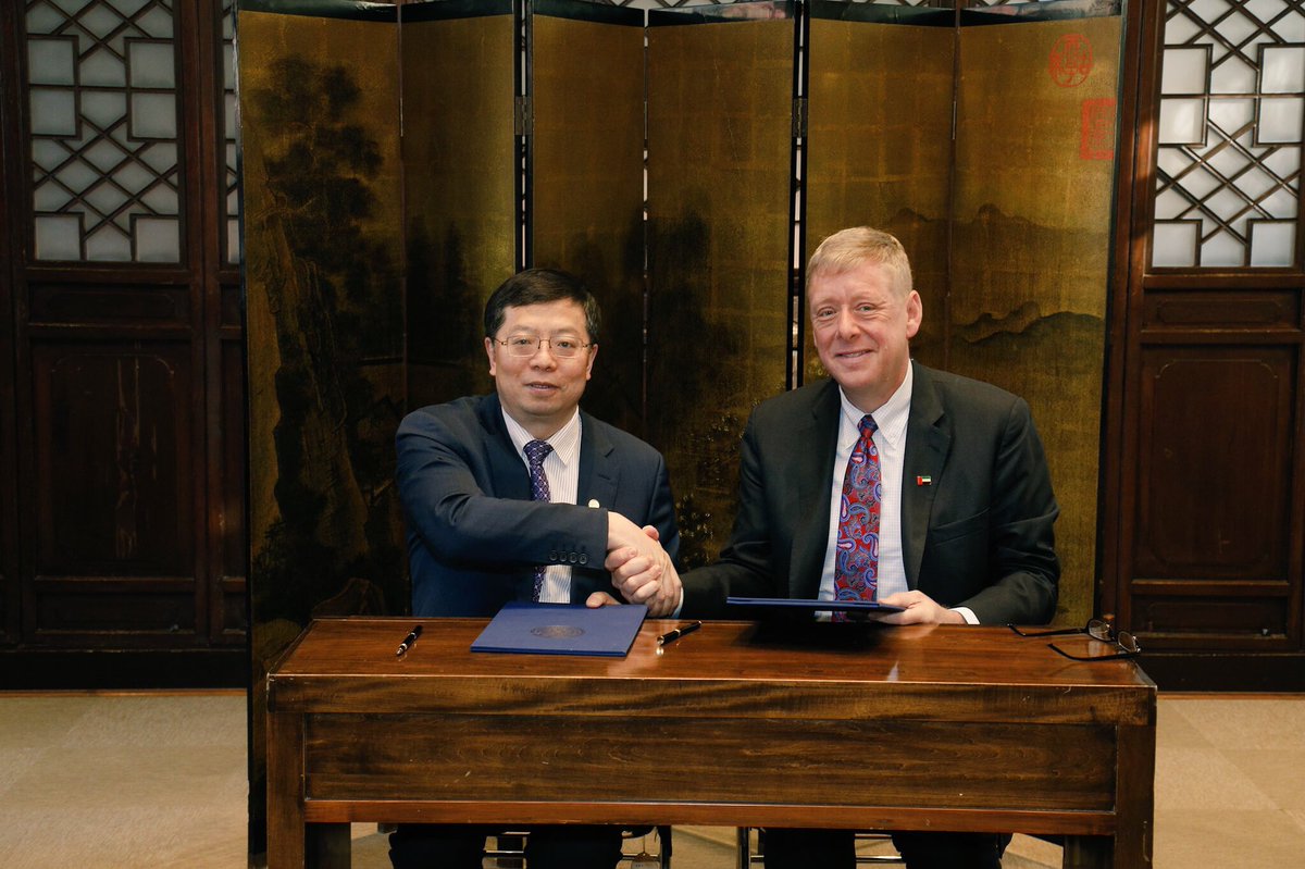 KhalifaUni's tweet photo. #KhalifaUniofScienceandTech signs MoU with top-ranked Tsinghua University to focus on transformative scientific research. Partnership with #Chinese university covers academic collaboration, research partnerships &amp; exchange program for faculty &amp; students https://t.co/wzWnPfSAVH