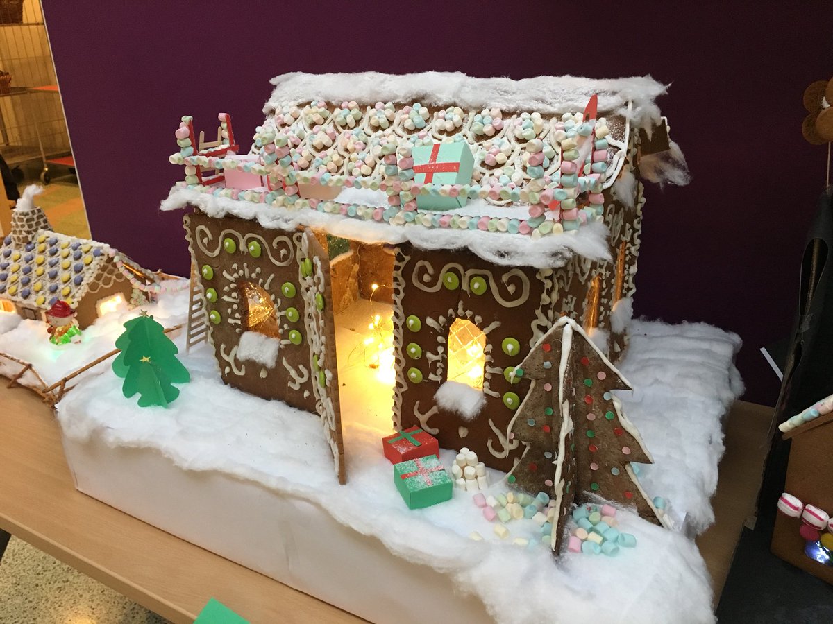 MoritzMaria's tweet photo. Tomtenissarna på Telia support och sälj har pepparkakshusutställning i #Sundsvall Makalöst fina skapelser #telia #teliasundsvall https://t.co/uEUFCt3TfM