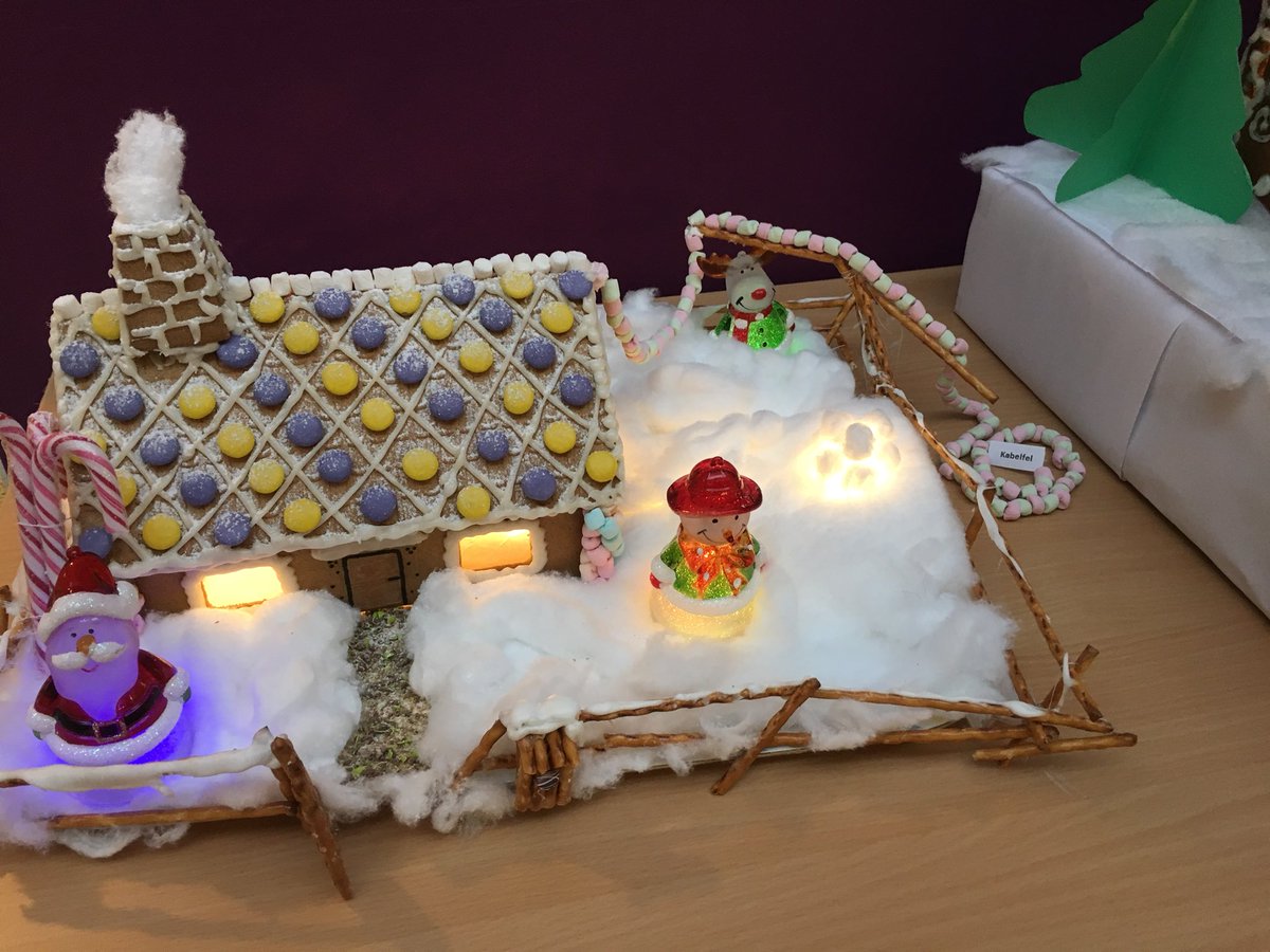MoritzMaria's tweet photo. Tomtenissarna på Telia support och sälj har pepparkakshusutställning i #Sundsvall Makalöst fina skapelser #telia #teliasundsvall https://t.co/uEUFCt3TfM