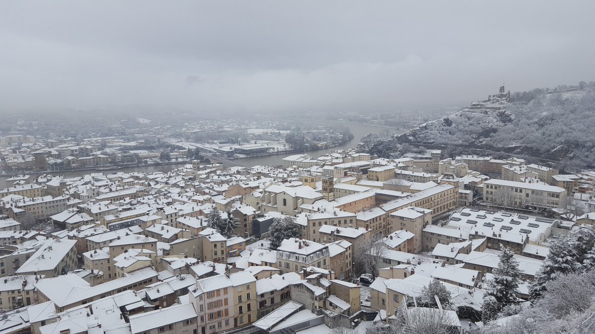 VilledeVienne's tweet photo. #Vienne38 La ville s'est réveillée sous la #neige ce matin. L'occasion de réaliser de belles photos depuis le belvédère de Pipet qui surplombe le Théâtre antique. Bonne journée à toutes et à tous ! https://t.co/aWOqUS1veL