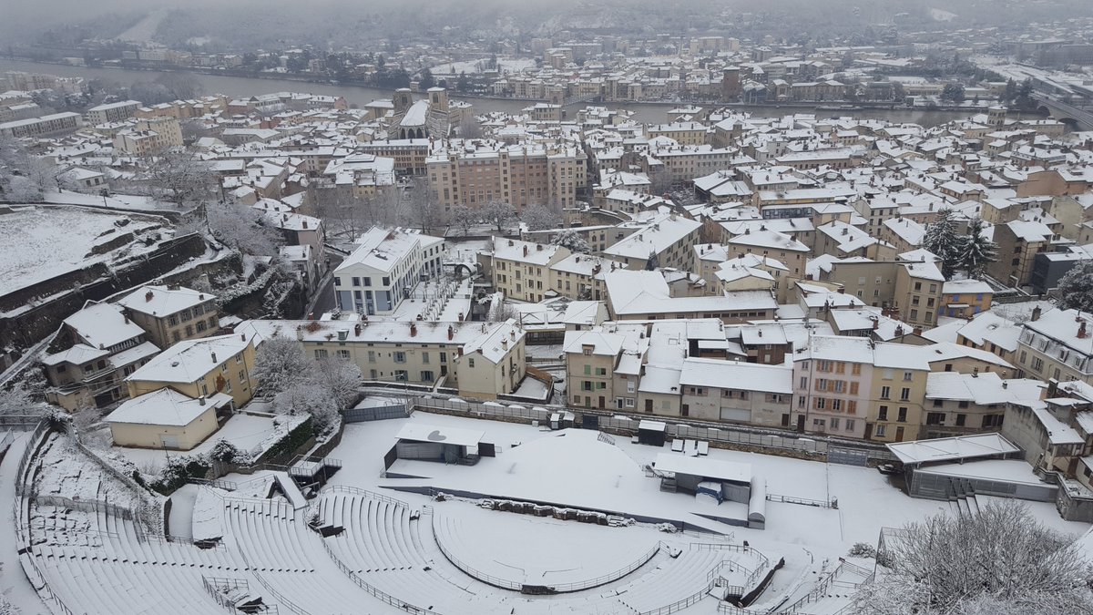 VilledeVienne's tweet photo. #Vienne38 La ville s'est réveillée sous la #neige ce matin. L'occasion de réaliser de belles photos depuis le belvédère de Pipet qui surplombe le Théâtre antique. Bonne journée à toutes et à tous ! https://t.co/aWOqUS1veL