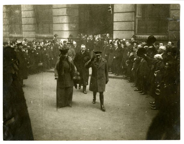 bankofengland's tweet photo. #OTD 100 years ago King George V and Mary visited the Bank of England. As part of this visit they met Governor Cunliffe and Bank staff, as well as printing the first war bond in the Bank's Printing Department. #BoEArchive #archives #history https://t.co/p0SoVdZpOa