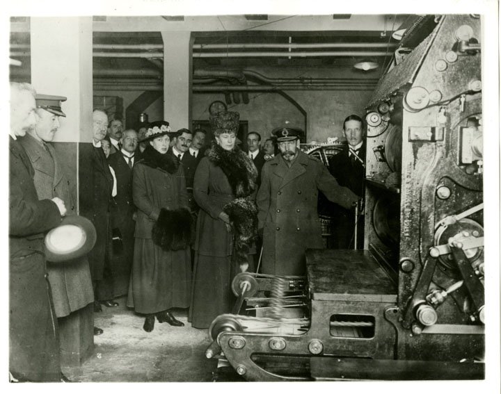 bankofengland's tweet photo. #OTD 100 years ago King George V and Mary visited the Bank of England. As part of this visit they met Governor Cunliffe and Bank staff, as well as printing the first war bond in the Bank's Printing Department. #BoEArchive #archives #history https://t.co/p0SoVdZpOa