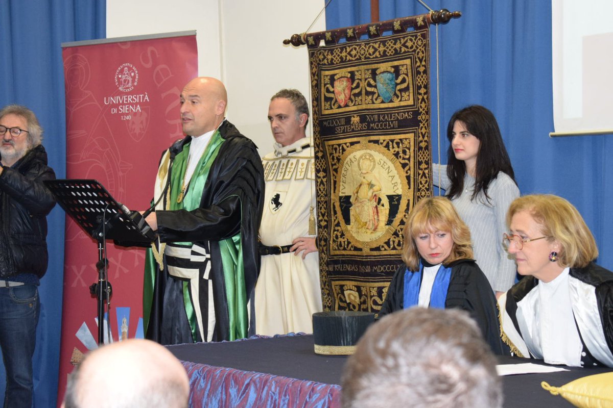 unisiena's tweet photo. FOTO: il rettore @francescofrati apre la cerimonia del 3° Dies Academicus Arretinus al campus del Pionta. #inaugurazione #Arezzo  @DSFUCI @Tommasocerno  
https://t.co/x9Sfoe6y53 https://t.co/mPB1t6yPh3