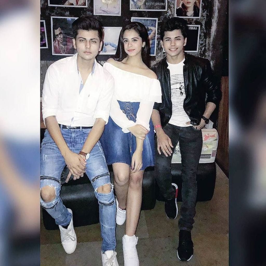 telly_updates2's tweet photo. #sidharthnigam #bindusara #chandranandini
#abhisekhnigam #bhadrketu
#ritsbadlani @theabhisheknigam @rits_badiani @thesiddharthnigam
Follow For More 💕💕 @televisionworldchannel https://t.co/fi9Jy9jejR https://t.co/gM1DyKFUJ5