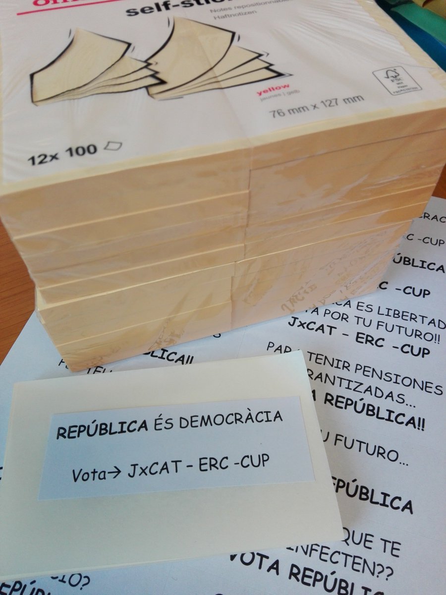 DovimaAnna's tweet photo. Ja se que no és l'efecte dessitjat... però així puc ser molt més productiva. Si ho veieu molt cutre, aborto misión!! No hi ha temps per #empaperada16D #empaperadastorm #microempaperem #Apoderat21D @CartelesxRep @CNICatalunya i així en un aparcament... puc omplir-lo!? https://t.co/NHd59D0EJt