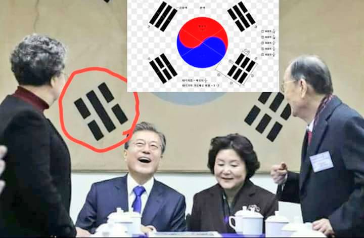 domach1972's tweet photo. 뭘보고 웃는건가,뒷쪽의 태극기 방향까지 틀리게 걸어놓고,어떤자가 걸었는지,일부려 이런건지 몰라서 한건인지,색출해 엄벌에 처하라.제나라 국기방향도 모른다면 이게 국민인가,국가관이 실종된 작자들이 나라를 통치하고 있는건가,박근혜정권에서 이랬다면 좌빨들 난리났을 것이다.어찌 이모양이냐, https://t.co/I0eyOGT5Pg
