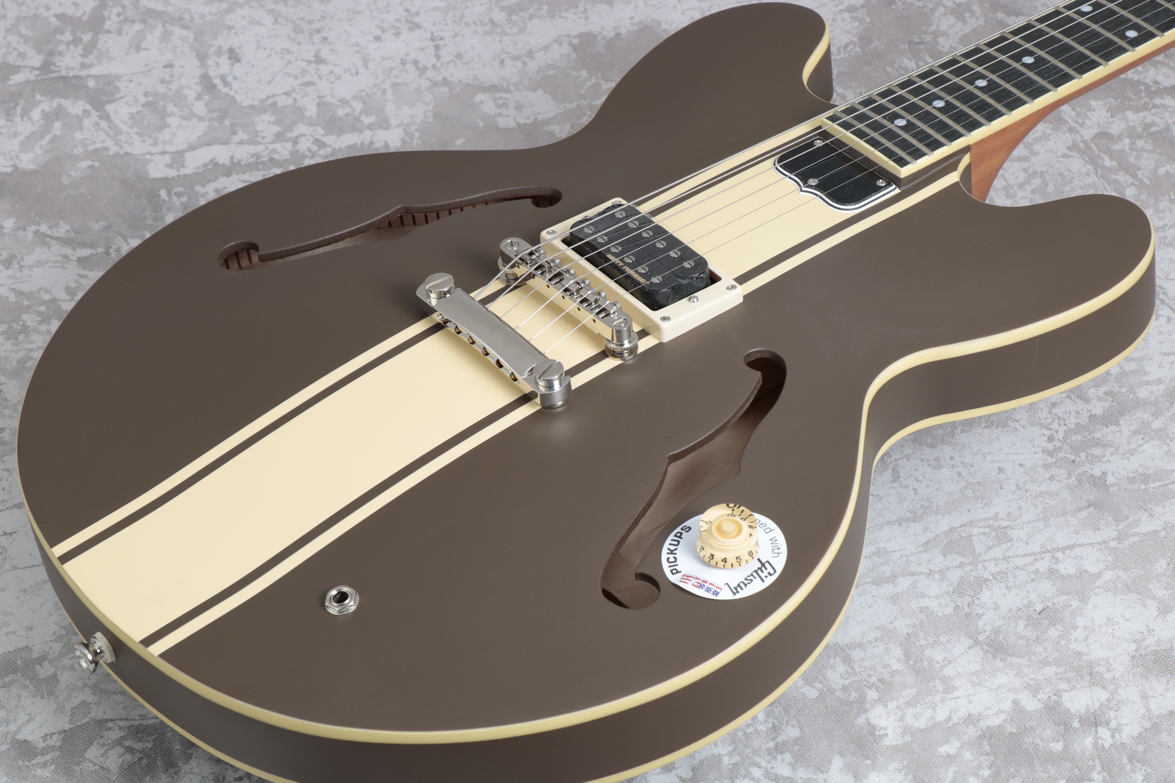 イシバシ楽器御茶ノ水本店 右側入口１f Blink1のギタリスト トム デロングのシグネチャーes 333が再入荷 ギブソン製ダーティーフィンガーハムバッカー１発に１ボリュームで歯切れのいいサウンドが気持ちのいい パンクスピリット溢れる１本