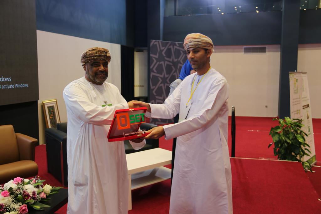 OmanSET's tweet photo. في ختام المؤتمر الدولي الرابع لتقنيات التعليم تكريم الرعاة المساهمين في التنظيم للمؤتمر
#ICOET2017 https://t.co/HqxM3rox4e