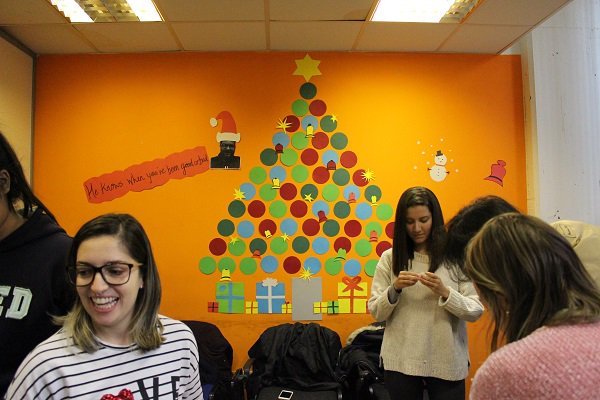CitasCollege's tweet photo. The students decorated their classrooms for Christmas 
Each classroom was decorated gorgeously. 
And the winner is...Advanced C Room 7 !!😎
but aren't we all the real winners to see such great fun?
Don't forget about  the Christmas Carol and Karaoke Competition on Thursday ! https://t.co/mEiG5E59L1