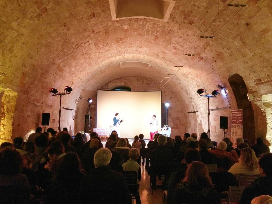 Four_Food's tweet photo. / Alcuni scatti di ieri, della splendida serata passata in vostra compagnia. /

Ecco #Tèssere in scena nel Castello Volante di Corigliano d'Otranto.

#FOuRFood #29nove #InPuglia365 #WeAreInPuglia #saporiecoloridautunno https://t.co/WpRfbMAj2k