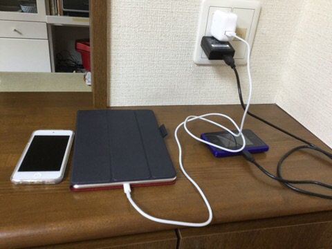 ローズマリー On Twitter 100均 セリア の紙箱を使ってリビングにある相方くんのipad Miniやwi Fiルーターをスッキリ収納 ビフォーアフター