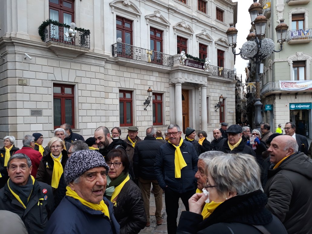 mariavmiras's tweet photo. De nou reclamant #LlibertatPresosPolítics amb els avis i àvies de #Reus Els hem convidat a venir aquesta tarda a les 19 a la sala santa Llúcia al acte de @CatEnComu_Podem Amb moltes ganes! #tenimlaclau #GuanyemCatalunya https://t.co/F02VjAIXUB