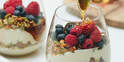 Try our feta parfait recipe at your holiday party. Drizzle our Attiki Honey to add a velvety richness bit.ly/2o4MTmu

Essayez notre recette de parfait à la feta lors du temps des fêtes. Pour ajouter une richesse veloutée, arroser de notre miel Attiki