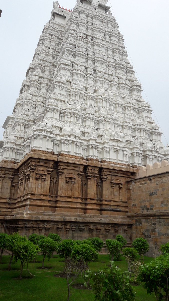 Srirangam, Bhoolokha Vaikuntam.my  #WalkToTemple:Let's start with Vellai Gopuram, the second tallest Entrance to the massive Temple, the first being the one completed by Ahobila Swami, it's sheer size shows Hindus are still capable of building great Temples.