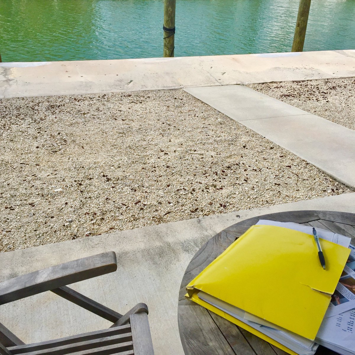 nobananasbunga's tweet photo. The #irma renovation continues 🌴at least our impromptu desk has a nice view! I really miss our waterfront palm trees 🌴 #AllIWantForChristmas #flkeys #conchstrong https://t.co/VK8OGCzwjt