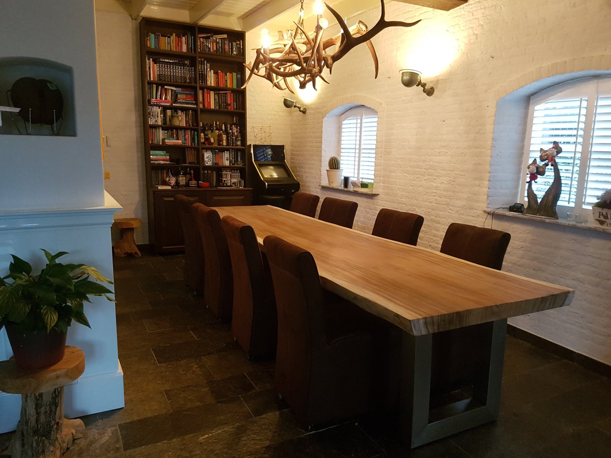 puurteak's tweet photo. Super gave #boomstamtafel geleverd met rvs U-poten. In onze showroom kunt u uw eigen boomstamtafel uitzoeken. Want elke boomstamtafel is natuurlijk uniek! Bij #Puurteak hebben we meer dan 450 #boomstam #tafels uit voorraad leverbaar. https://t.co/VQBlw1GJTj