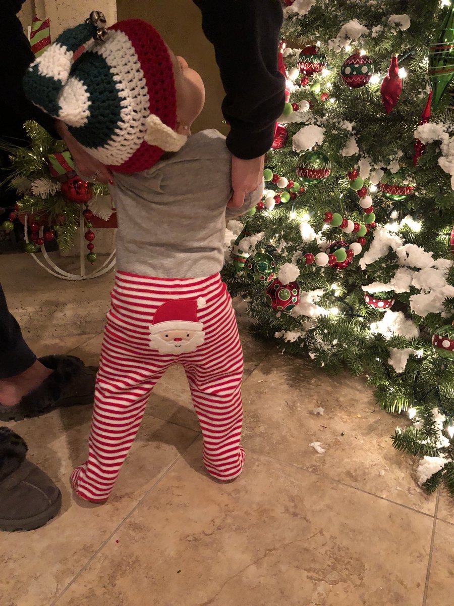kalinoll's tweet photo. When you’re niece is almost a year old 😭😭😍 #FirstChristmas https://t.co/XZSKKqEKsE