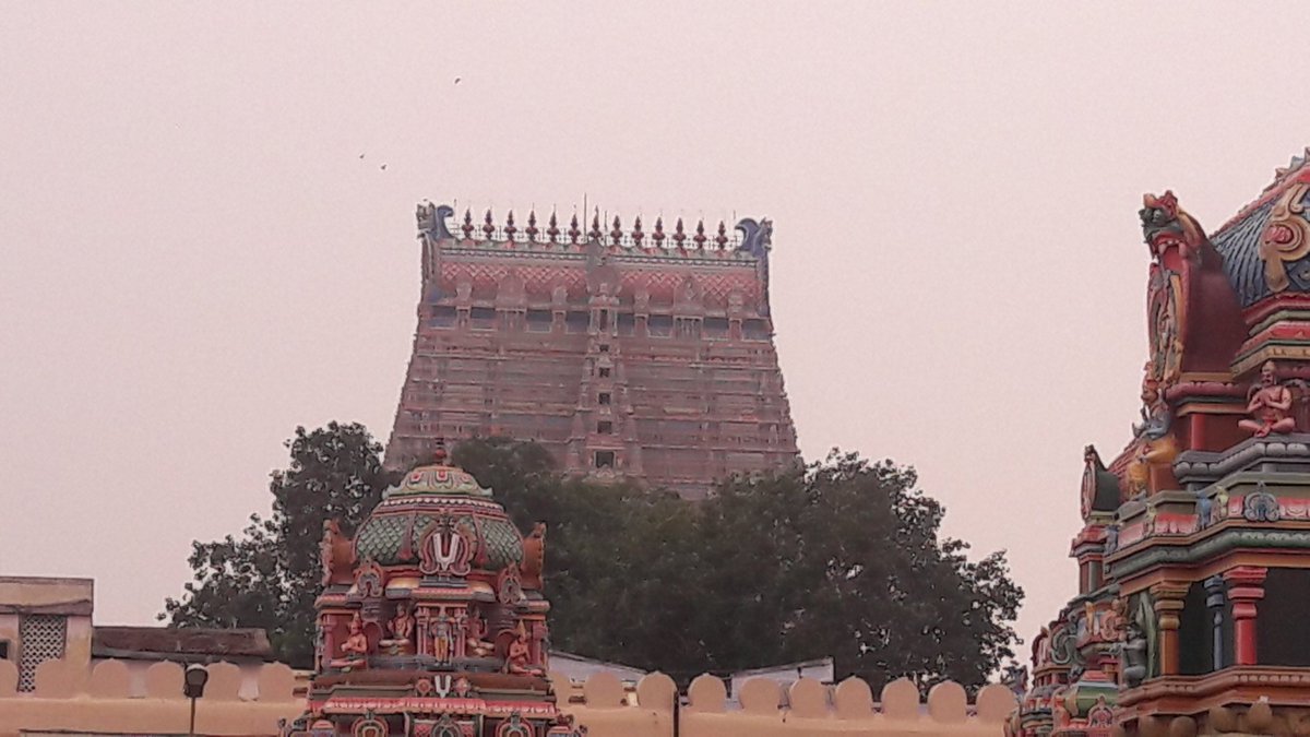 Srirangam, Bhoolokha Vaikuntam.my  #WalkToTemple:Let's start with Vellai Gopuram, the second tallest Entrance to the massive Temple, the first being the one completed by Ahobila Swami, it's sheer size shows Hindus are still capable of building great Temples.