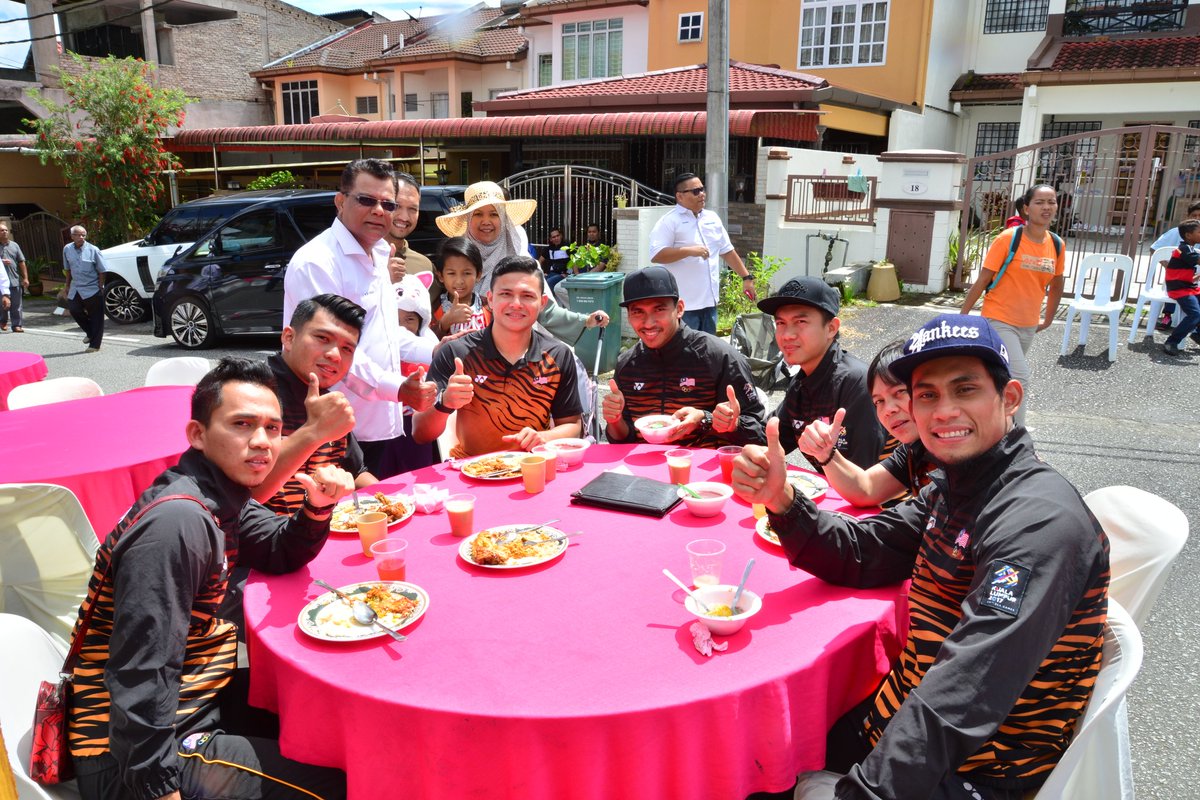 JanathipanBalan's tweet photo. @m_kayveas With Sukan #SEA2017 Silat Gold Medal Team @mysathiah @myPPP_HQ @harridzsmohan @suhaimi_muhamad @ArvinAri https://t.co/9hi9x69lDS