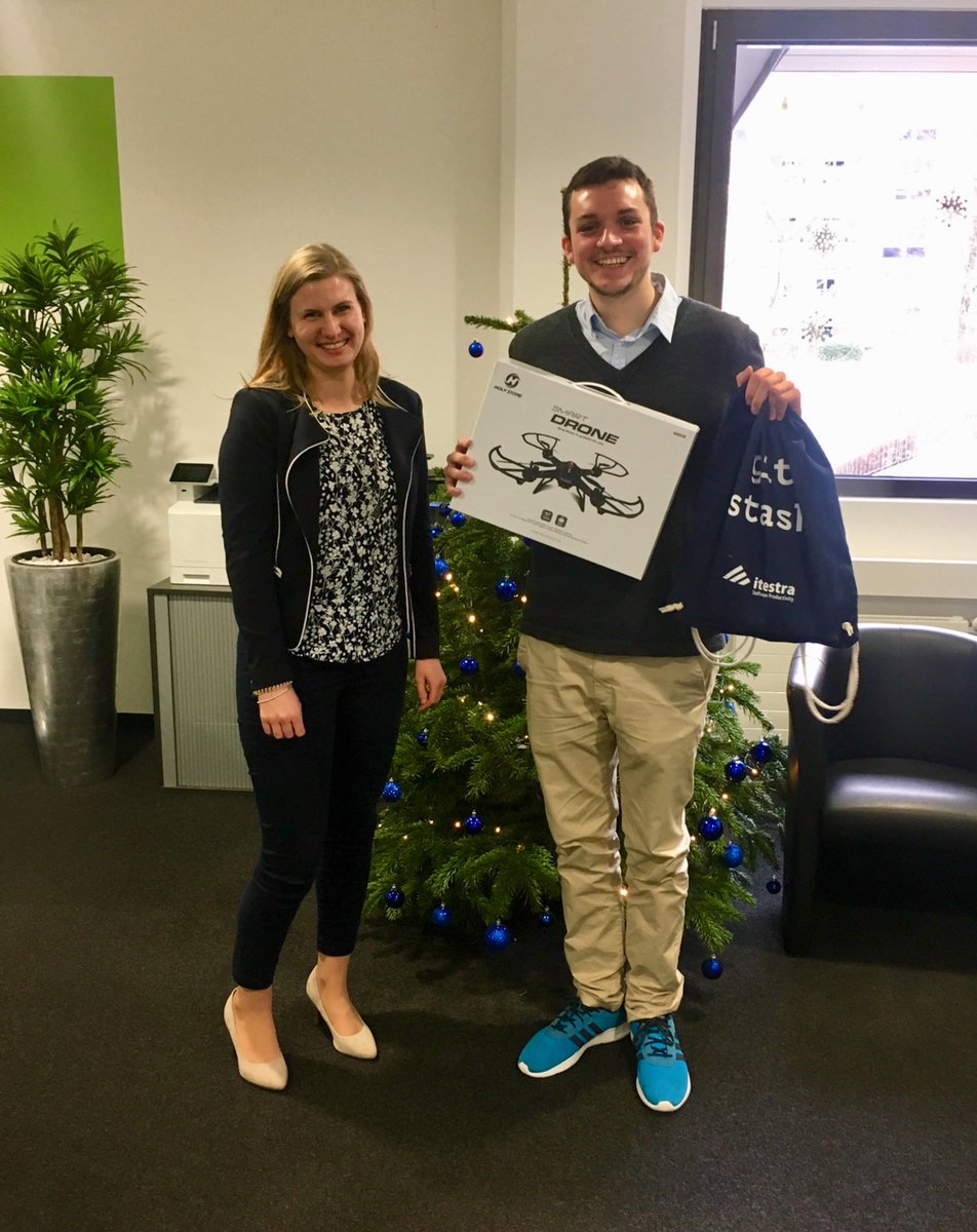 So sehen Sieger aus... Der Gewinner des itestra #CodeQuiz  darf nun eine Quadrocopter Drohne sein Eigen nennen. Wir gratulieren zu dem tollen Quiz-Ergebnis und wünschen viel Spaß mit dem Hauptgewinn!