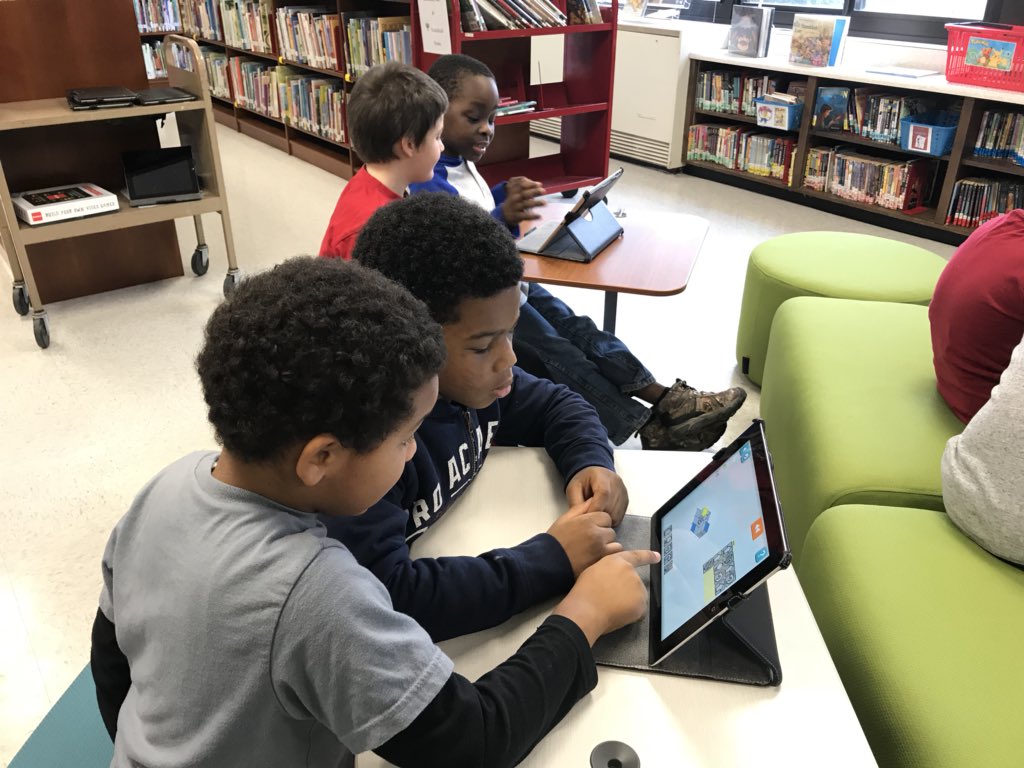 wwplib's tweet image. Testing our code. Great teamwork and problem-solving! @WWP_Dalers @BreuersBunch @lightbotcom #HourOfCode2017