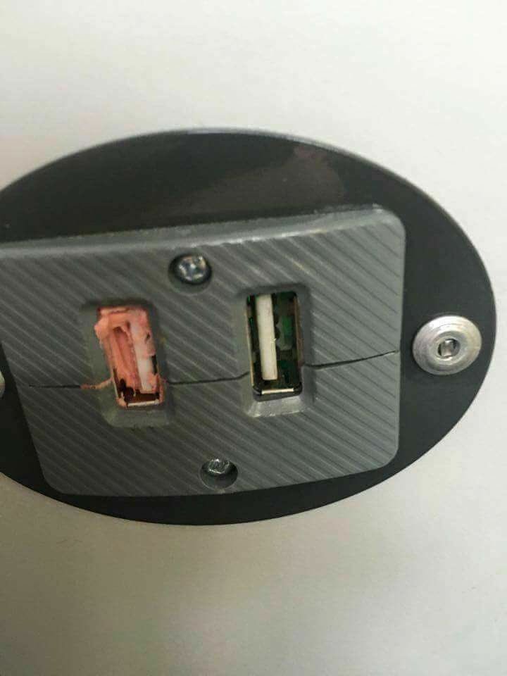 edilton_costa's tweet photo. Alguns ônibus oferecem carregadores USB para os usuários carregarem seus celulares. A pessoa depois de usar, enfia um chiclete pra sacanear o próximo. Uma pessoa que faz isso em retribuição a uma gentileza, faz o que numa urna eleitoral?
Um país, é o resultado da soma do seu povo https://t.co/VbCmSMKePU