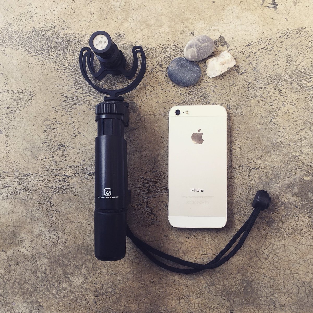 MojoGrip_TM's tweet photo. #MobileClamp and @rodemics for #iphone. the perfect pair. soon online sale 📱🎥🎤 https://t.co/Ogesa3J6SY