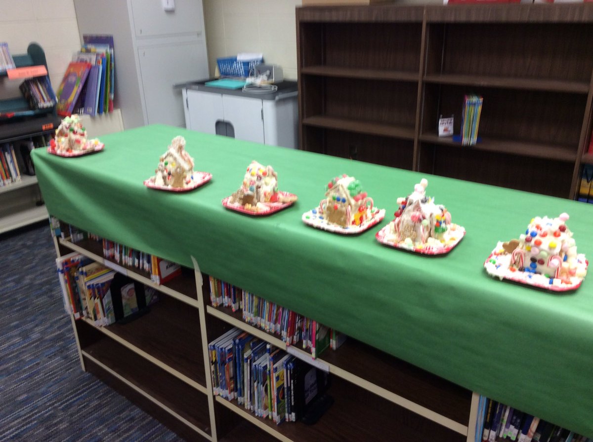 mrsmurzyn's tweet photo. More gingerbread house goodness https://t.co/OKJgXpQ25E
