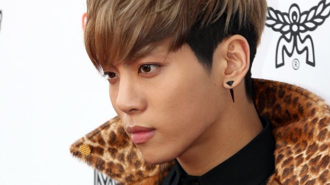 A member of one of South Korea's biggest boy bands has died suddenly.

Jonghyun, full name Kim Jong-hyun, was one of the five members of K-pop's Shinee.

Police told the BBC suicide will be investigated as a cause of death possibility.

bbc.in/2CzodEV