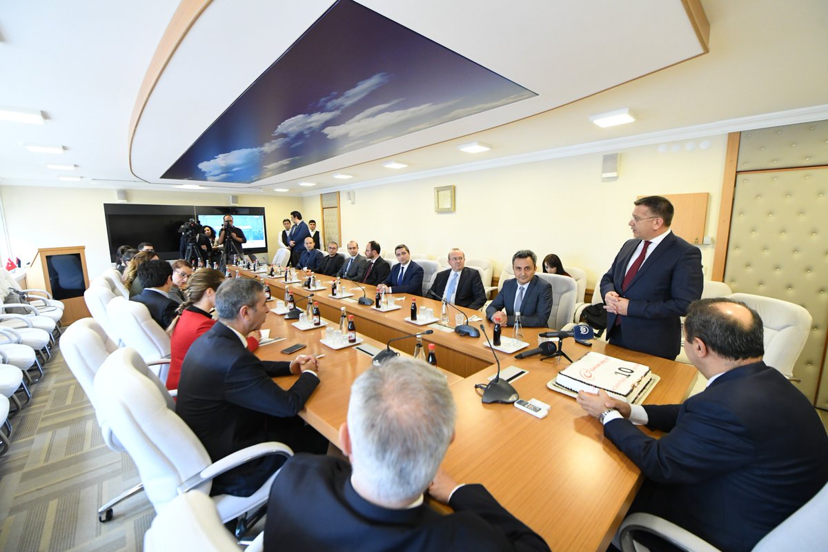 HaberlesmeGM's tweet photo. e-Devlet kapısının yeni arayüzünün tanıtımı Müsteşarımız Sn @suathayriaka, Müsteşar Yardımcımız Sn @GalipZerey, Genel Müdürümüz Sn @ensarkilic5 ve @turksat Genel Müdürü Sn Cenk ŞEN'in katılımlarıyla Bakanlığımız toplantı salonunda gerçekleştirildi. @ekapi @edevletgovtr https://t.co/FIh6FwG7h0