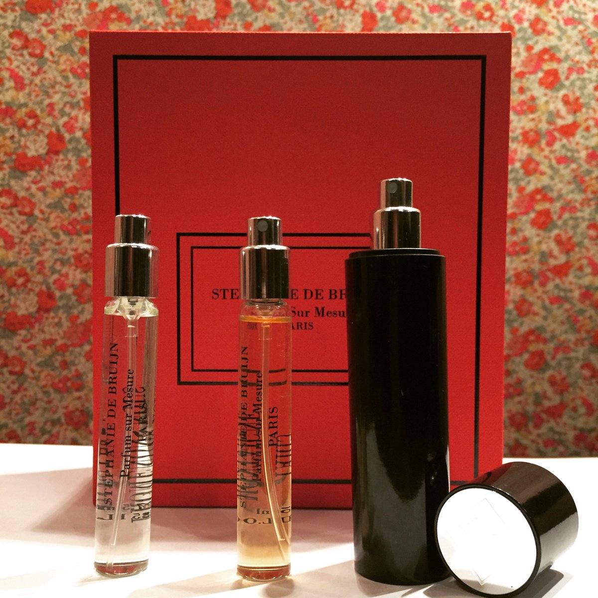 For Christmas, the Travel Box will bring your special someone in a brand new universe! Choose the best one between a Travel to Paris, to the Middle-East, among Flowers, among male scents, or love scents. parfumsurmesure.com/shop/fr/les-pr…