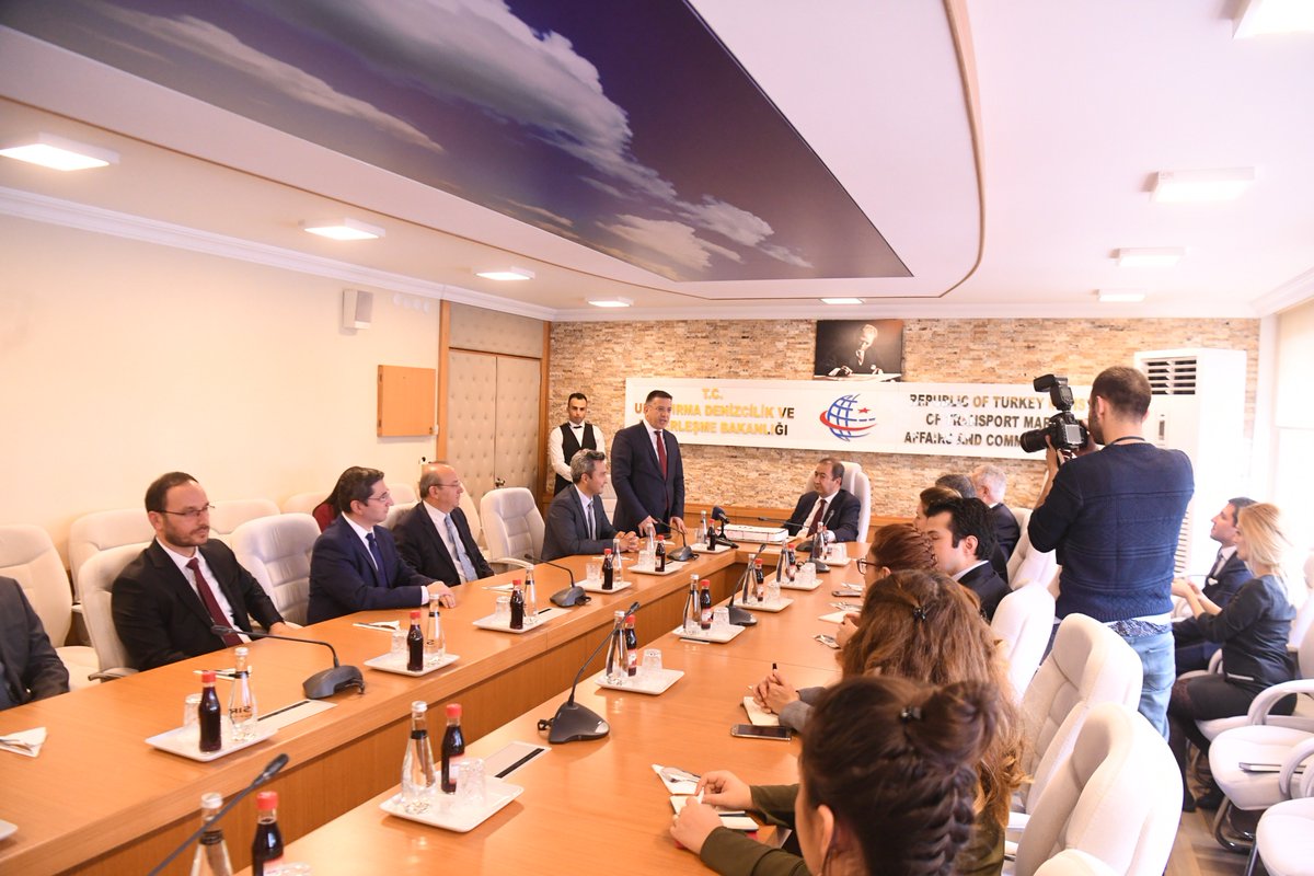 HaberlesmeGM's tweet photo. e-Devlet kapısının yeni arayüzünün tanıtımı Müsteşarımız Sn @suathayriaka, Müsteşar Yardımcımız Sn @GalipZerey, Genel Müdürümüz Sn @ensarkilic5 ve @turksat Genel Müdürü Sn Cenk ŞEN'in katılımlarıyla Bakanlığımız toplantı salonunda gerçekleştirildi. @ekapi @edevletgovtr https://t.co/FIh6FwG7h0