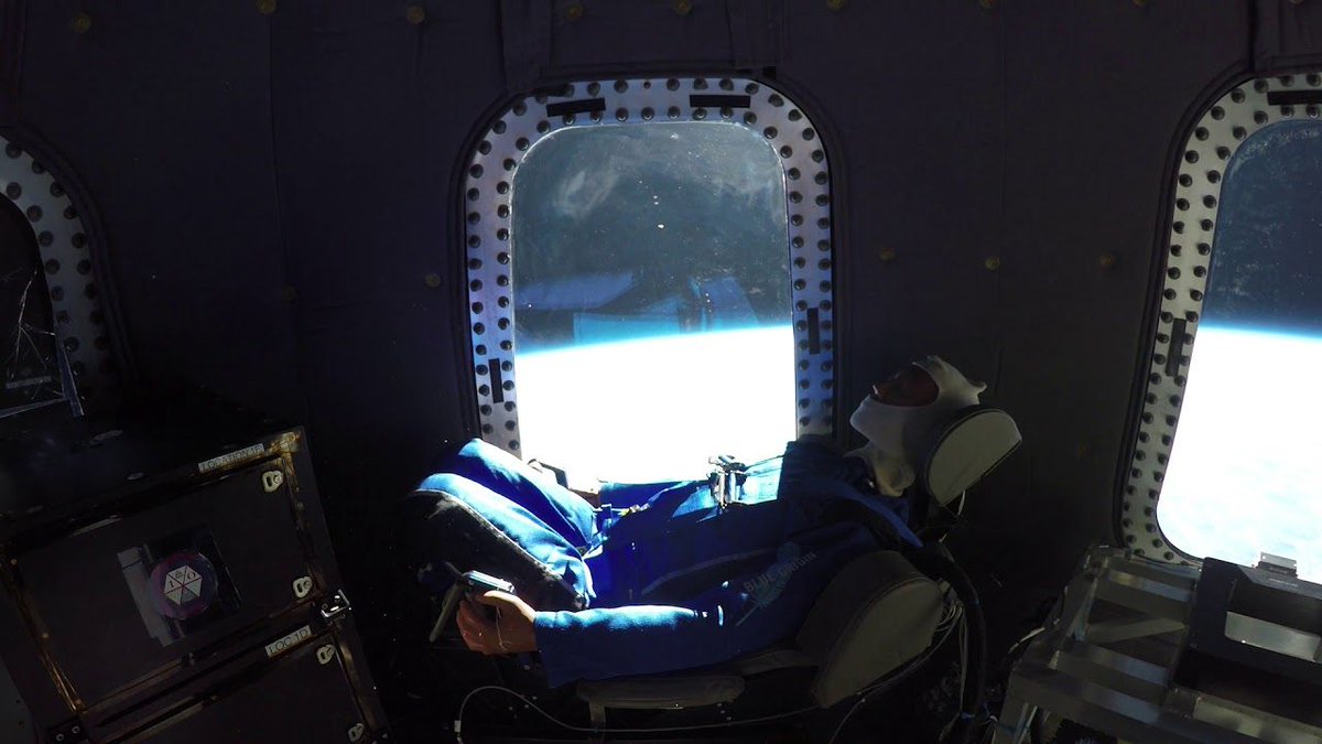 AstroBidules's tweet photo. La vidéo que je rêvais de voir depuis 2 ans :

https://t.co/nLuH86IbMf

#NewShepard https://t.co/Mofud6Oo1L