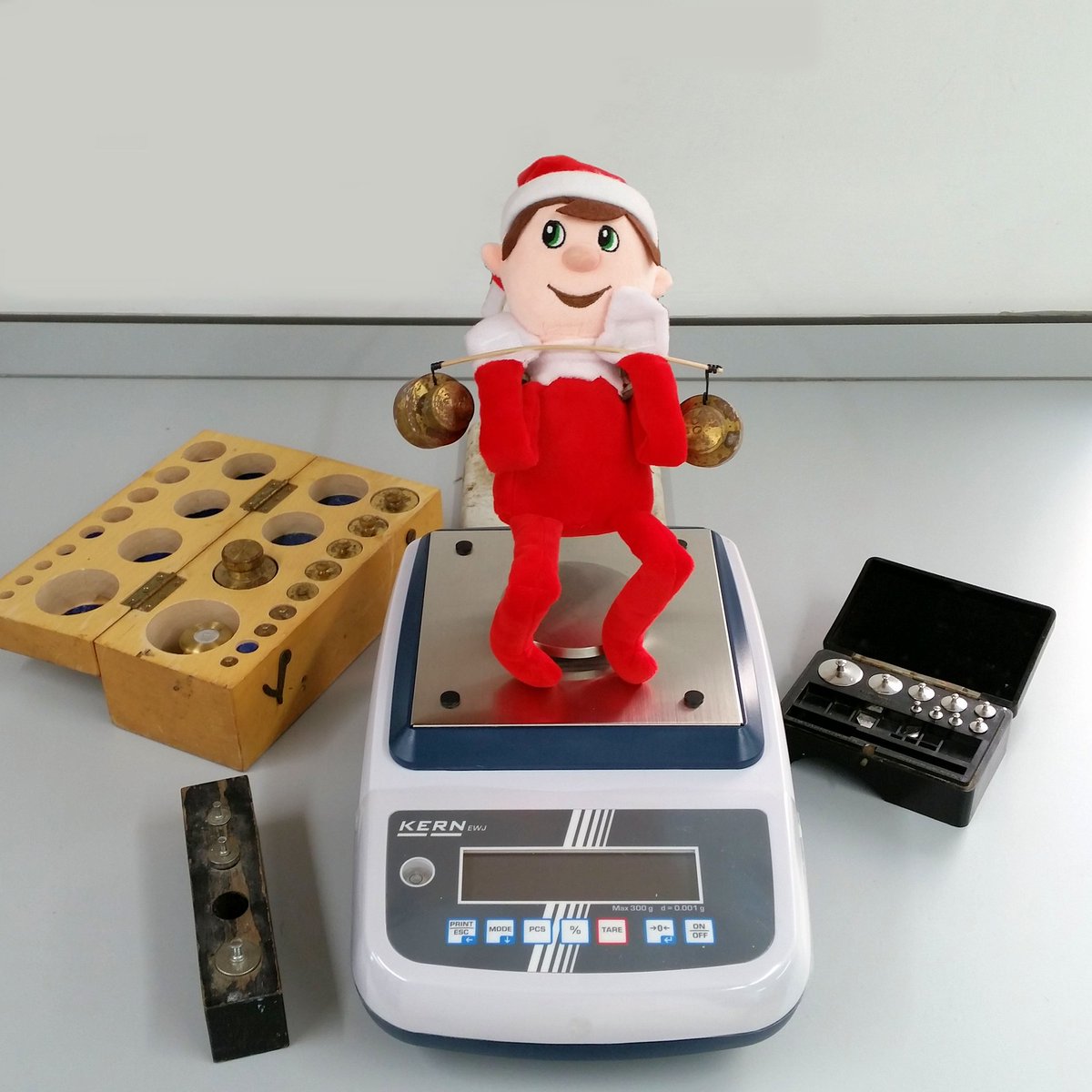 Diagnosteq's tweet photo. Regular calibration of our lab equipment gives us confidence in the accuracy of results reporting - and gives Frankelf, the @LivUni @Diagnosteq elf, his weekly workout #elfontheweights https://t.co/asMV8GmBzS