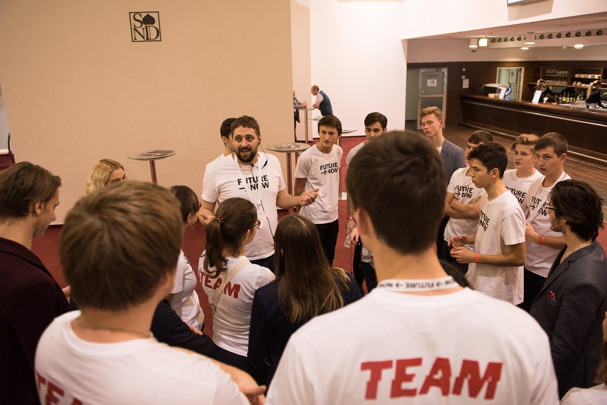 FutureNow_Conf's tweet image. Wondering...Would Christmas chaos exist, if Santa had a group of volunteers responsible for managing the crowd as we had at #futurenow17 ?! #thankyouall