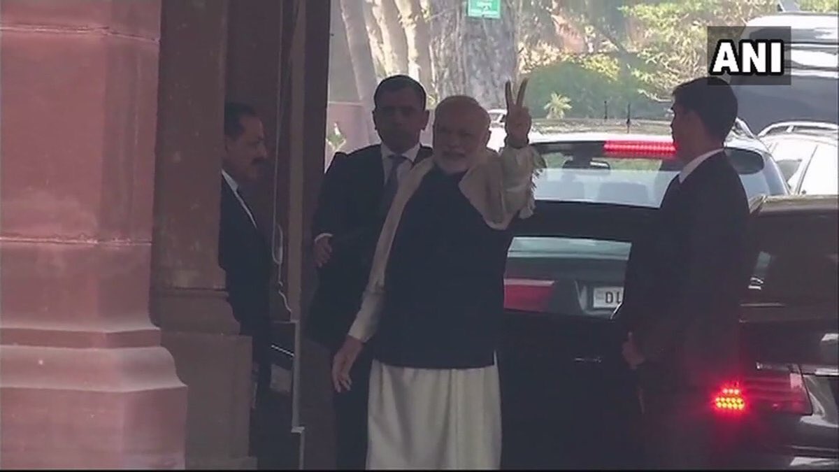SimonSSharma's tweet photo. Darinder Mudi showing Middle Finger on winning Gujarat and Himachal Pradesh. Is this Ache Din? https://t.co/g5vDuStOx3
