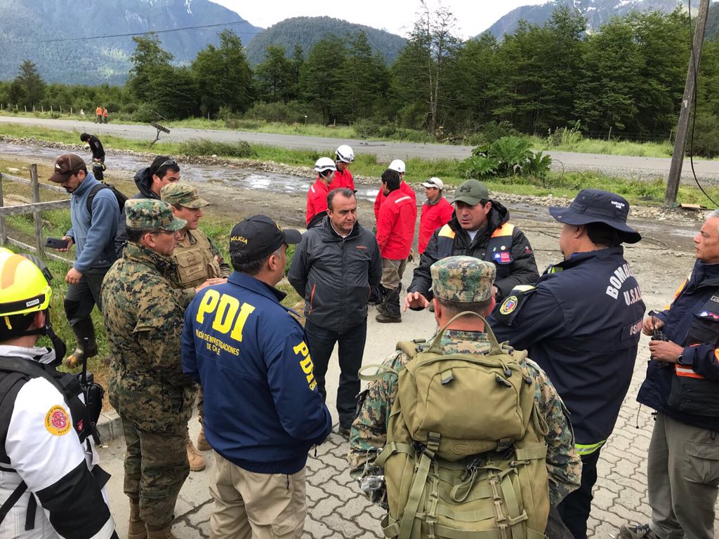 Minvu's tweet photo. 🔴 Emergencia en #VillaSantaLucía: Subsecretario Leonhardt encabeza reunión junto a director regional de @onemichile para coordinación con equipos de rescate en tareas de búsqueda de personas. https://t.co/EVDik0gJKW