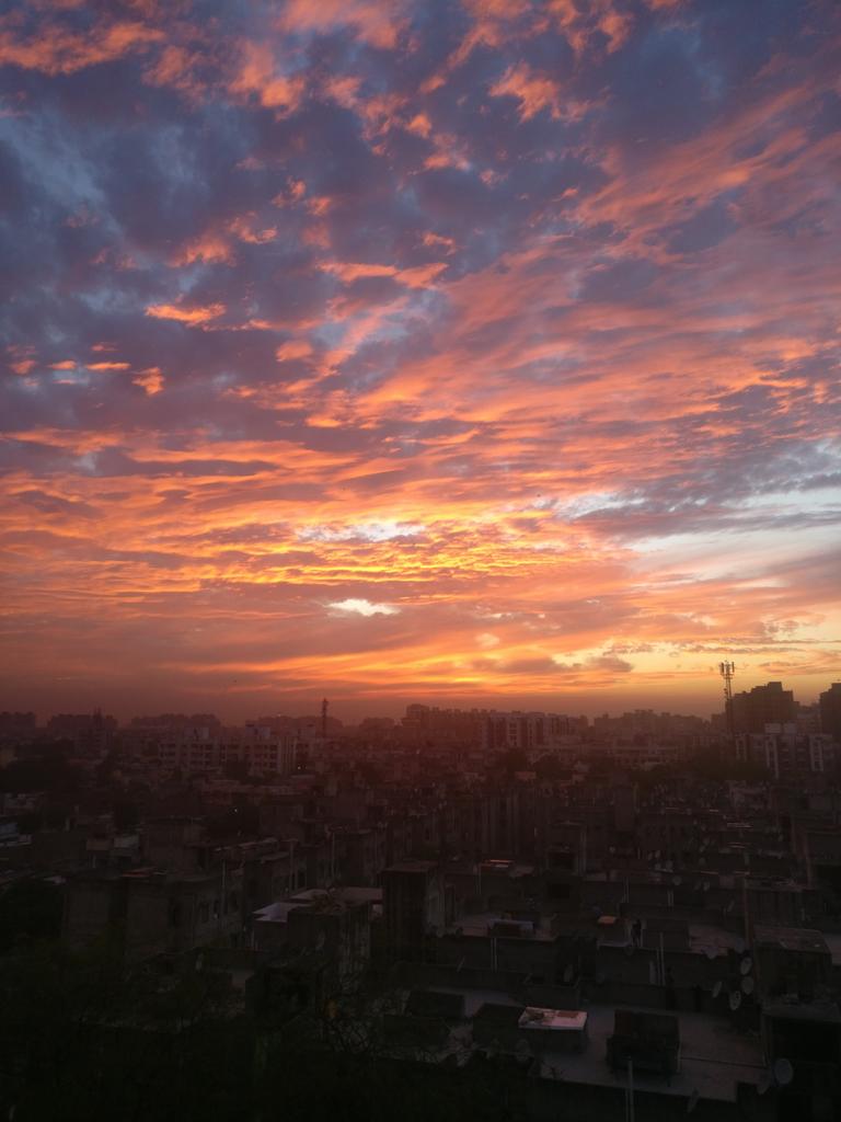 kumarmanish9's tweet photo. Today #Ahmedabad sky is also  saffronized 😋. Looks like celebrating a close win ! 

#GujaratElection2017 #GujaratVerdict https://t.co/DYVKhBKBYd