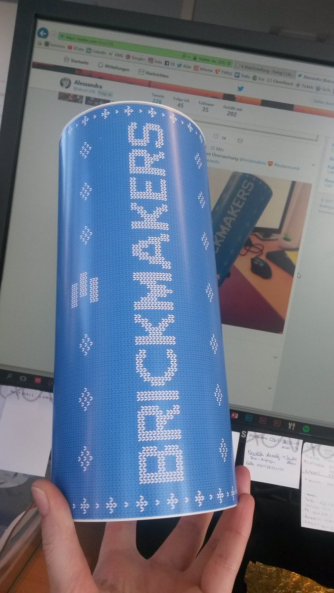 annacando's tweet photo. Frühstück @brickmakers - Danke für die tolle Überraschung! Ich teile schwesterlich mit meinem Büro :) #LifeatAcando #Muesli #Strickwaren https://t.co/juJCBZI403