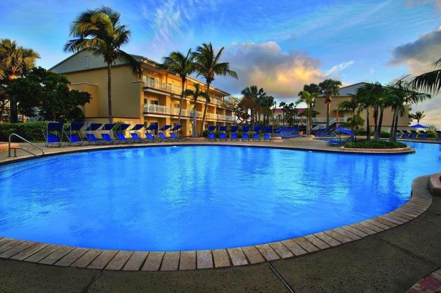 RoyalStKittsGC's tweet photo. After a long day of golfing, come back to your suit and take a dip...... #GolfersParadise #MarriottHotel #R... https://t.co/rTxc1lbKHy https://t.co/BSOf9VQFxm