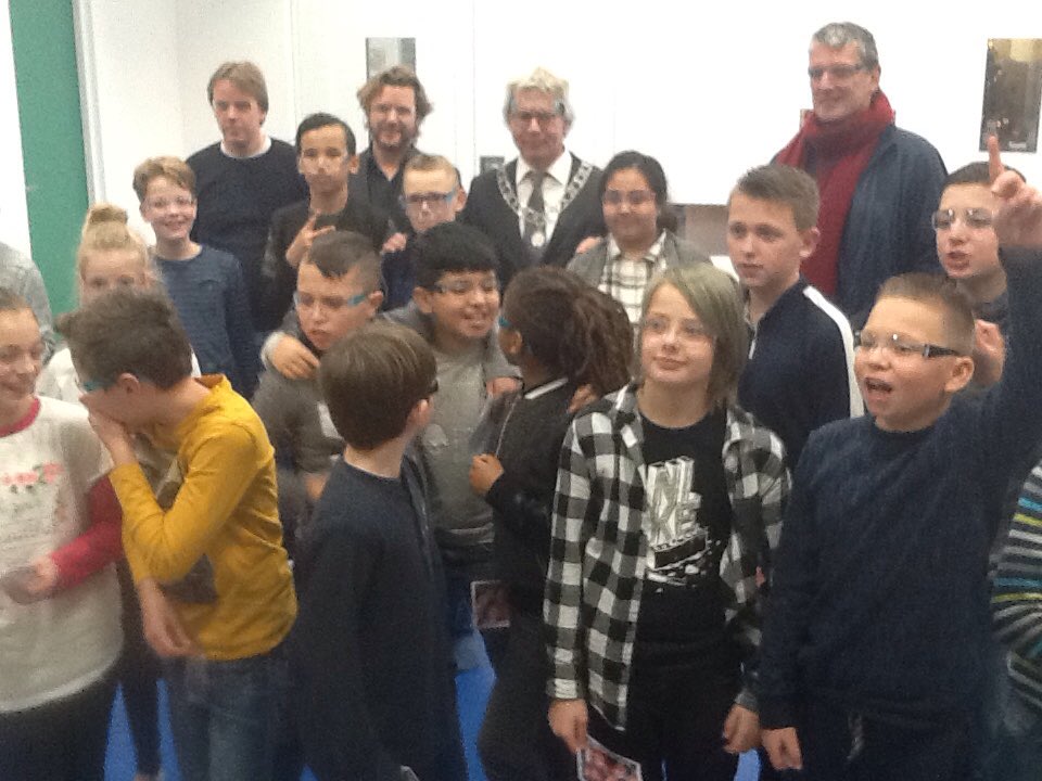 Alle leerlingen van groep 7/8 IKC Aventurijn een vuurwerkbril van Burgemeester Ferd Crone.